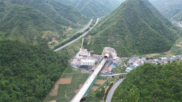 个股配资 西十高铁湖北段最长隧道贯通